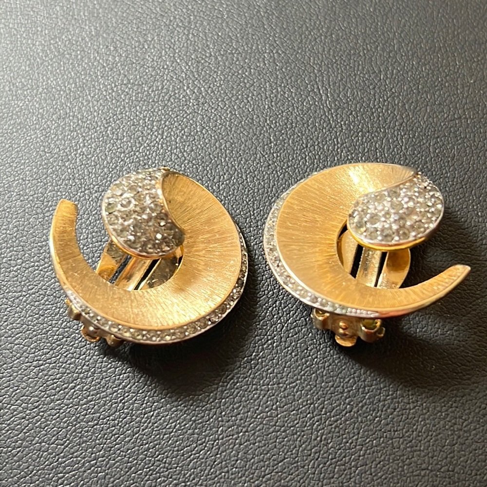 Fabulous Vintage Trifari signed crown gold tone/rhinestone swirl earrings